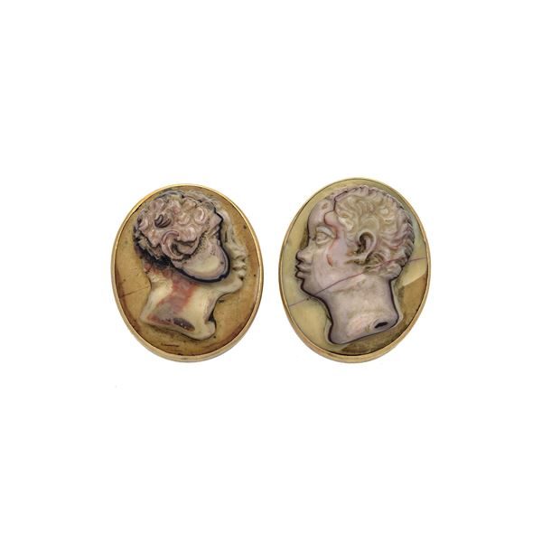 Pair of buttons in 18k yellow gold and engraved hard stone cameo