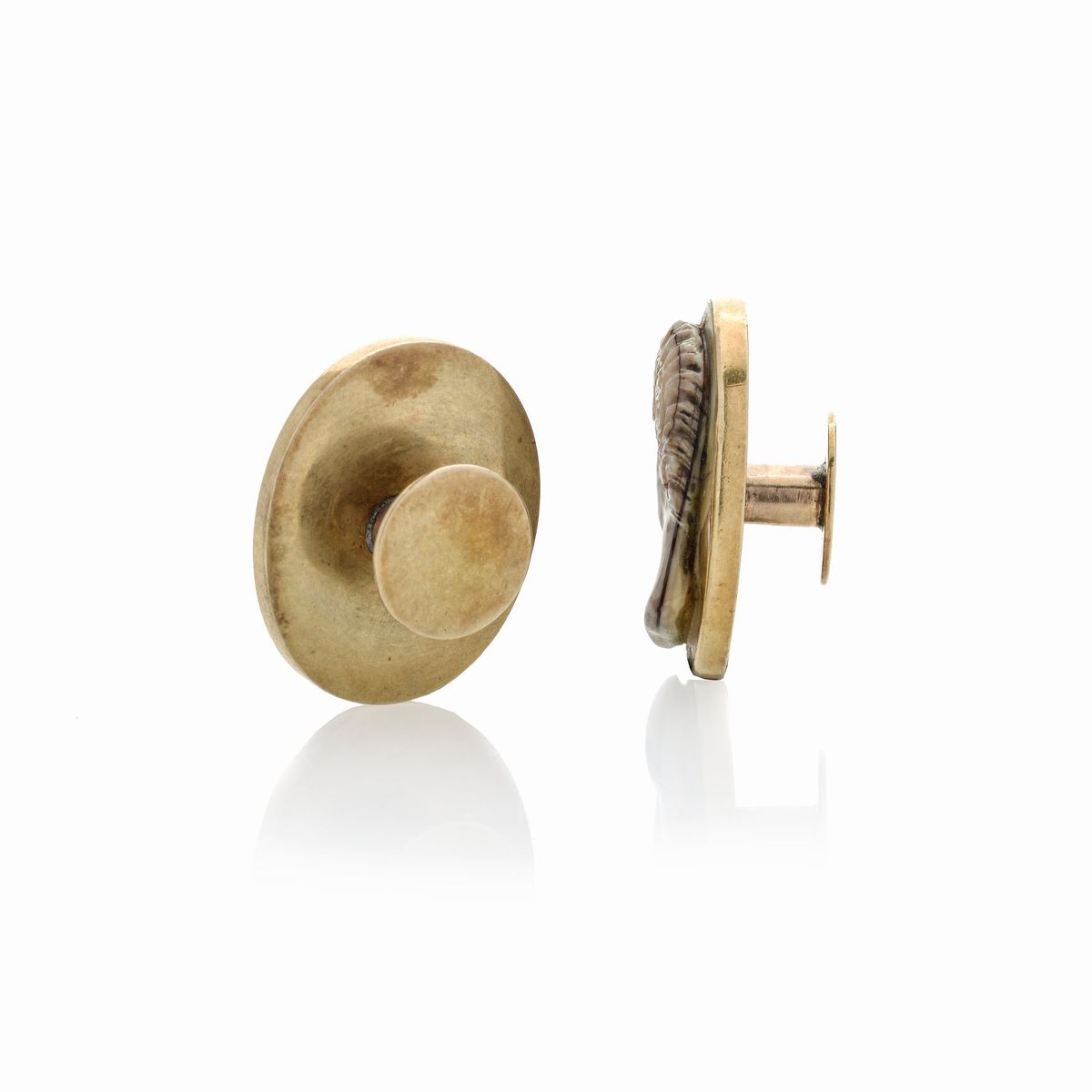 Paio di bottoni in oro giallo 18k e Cammeo in pietra dura