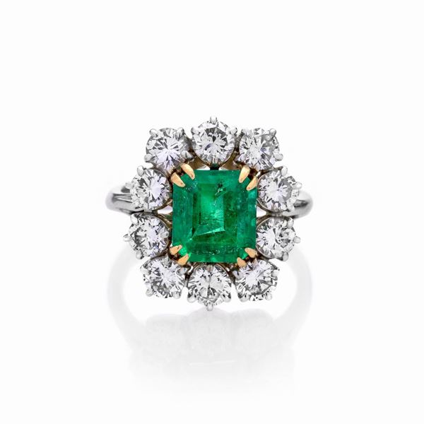 Ring in 18k white and yellow gold, diamonds and emerald