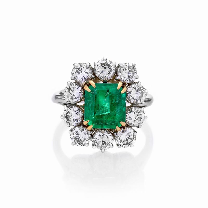 Anello in oro bianco e oro giallo 18k, diamanti e smeraldo