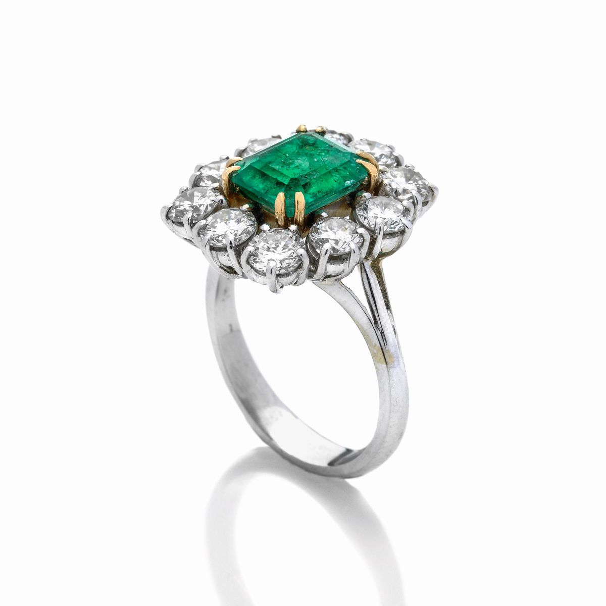 Anello in oro bianco e oro giallo 18k, diamanti e smeraldo