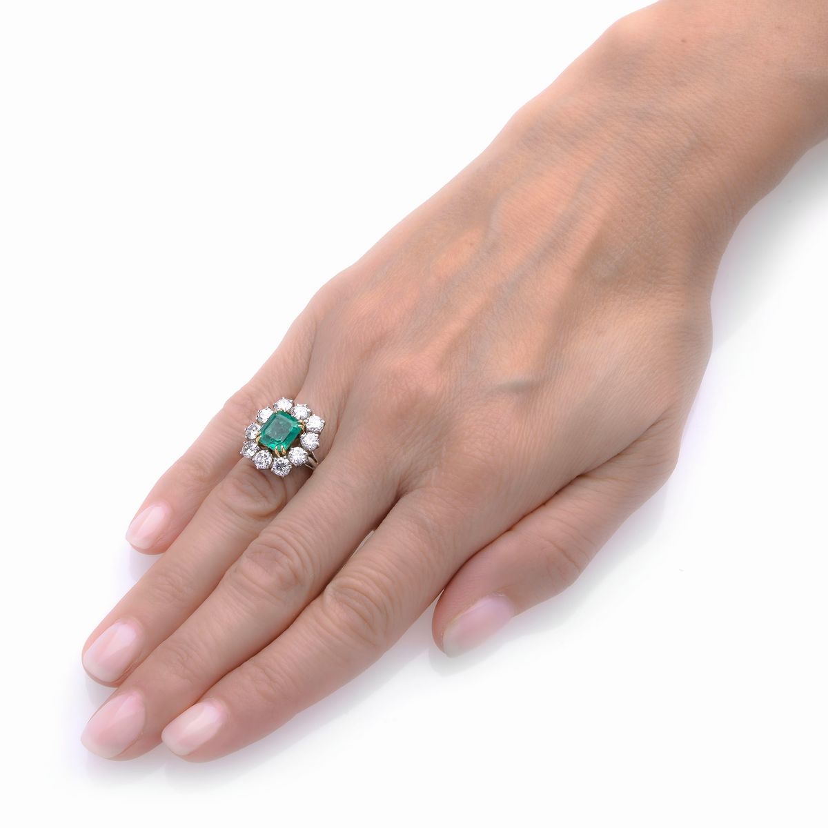 Anello in oro bianco e oro giallo 18k, diamanti e smeraldo