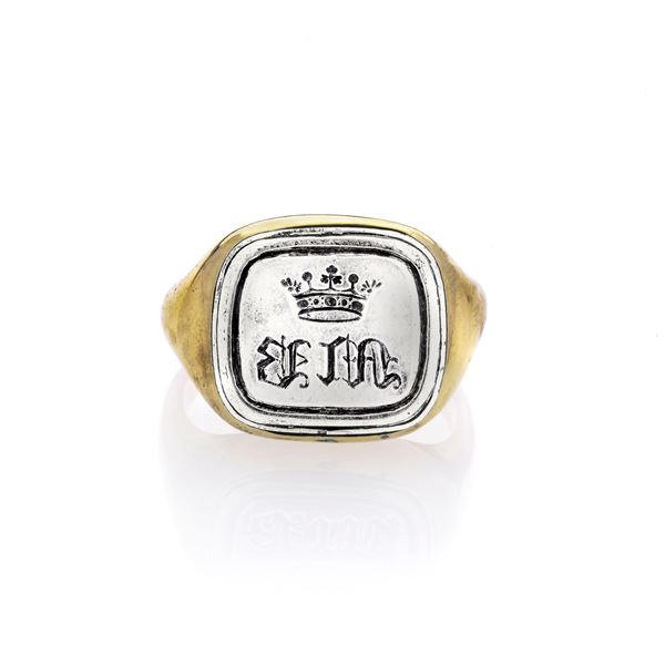 Chevalier ring in yellow gold and engraved metal