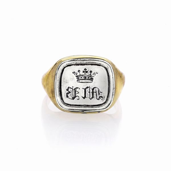 Chevalier ring in yellow gold and engraved metal