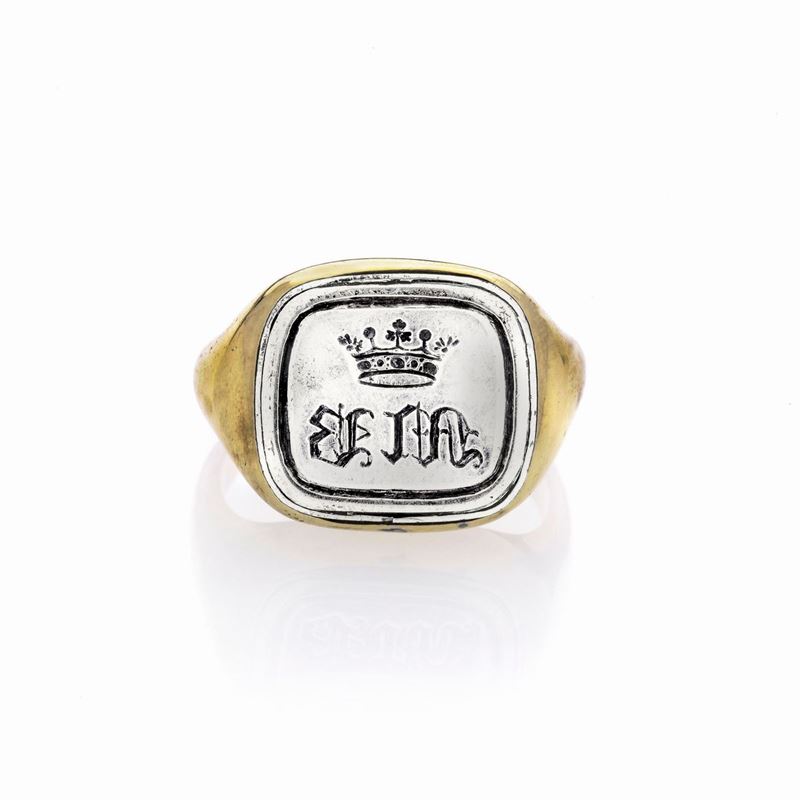 Anello chevalier in oro giallo 18kt e metallo inciso