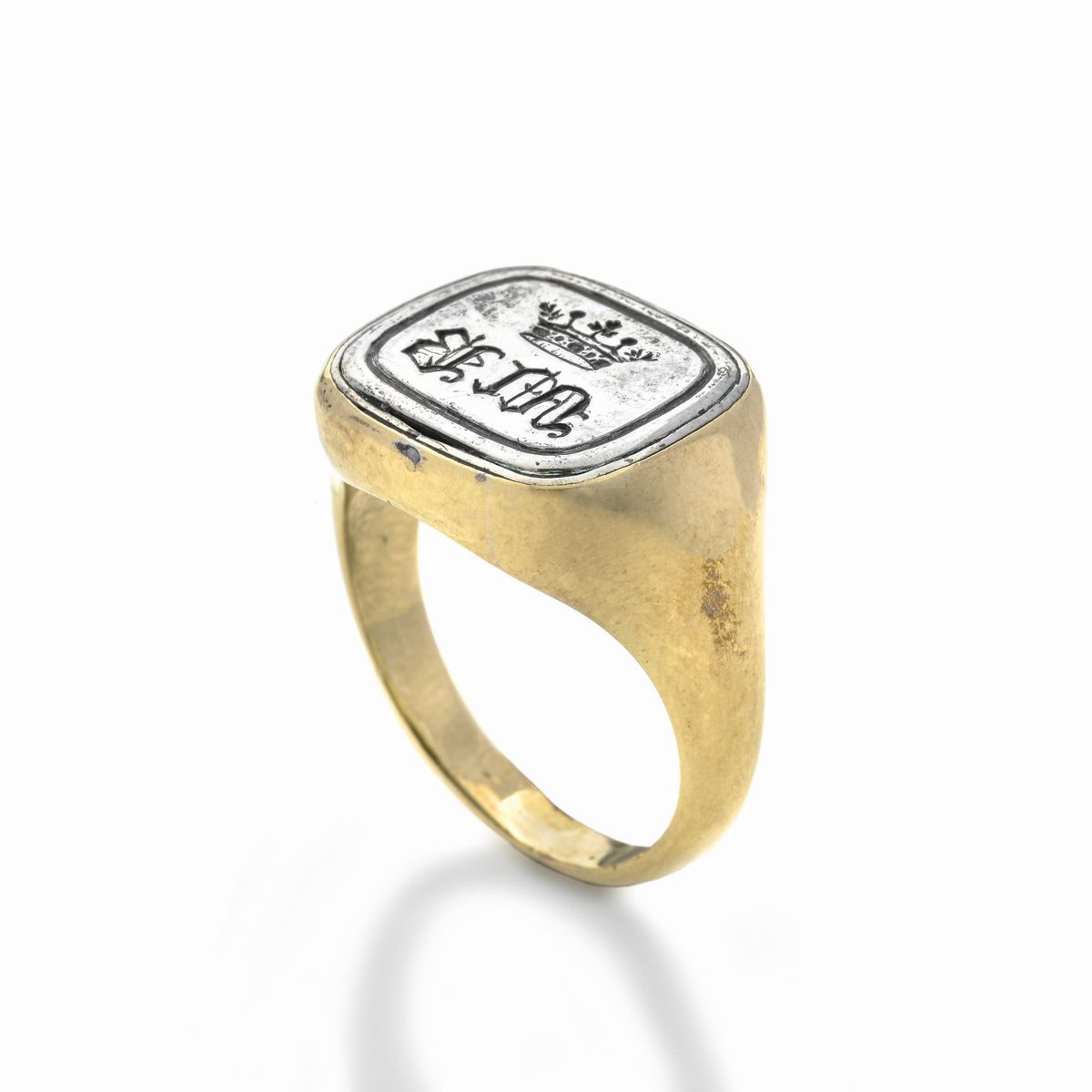 Anello chevalier in oro giallo 18kt e metallo inciso