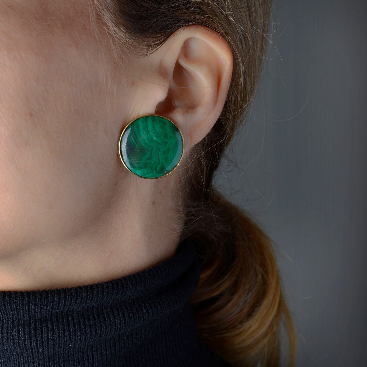 Paio di grandi orecchini a bottone in oro giallo 18 kt e malachite