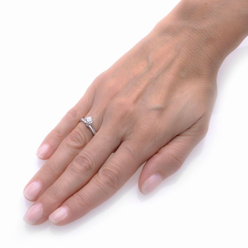 Tiffany & Co., anello solitario in platino e diamante