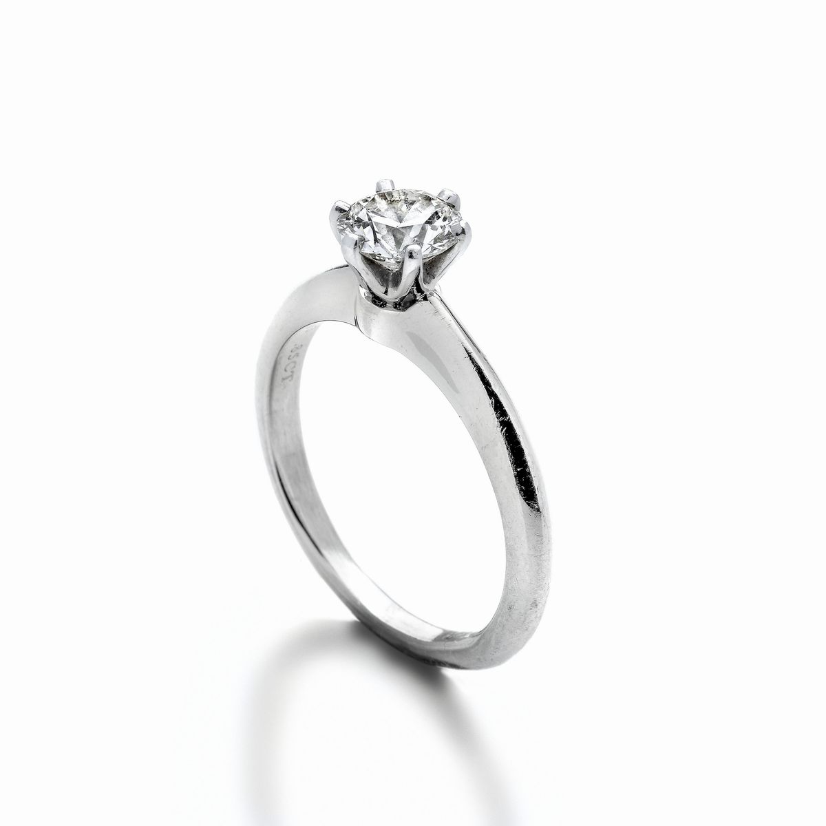 Tiffany & Co., anello solitario in platino e diamante