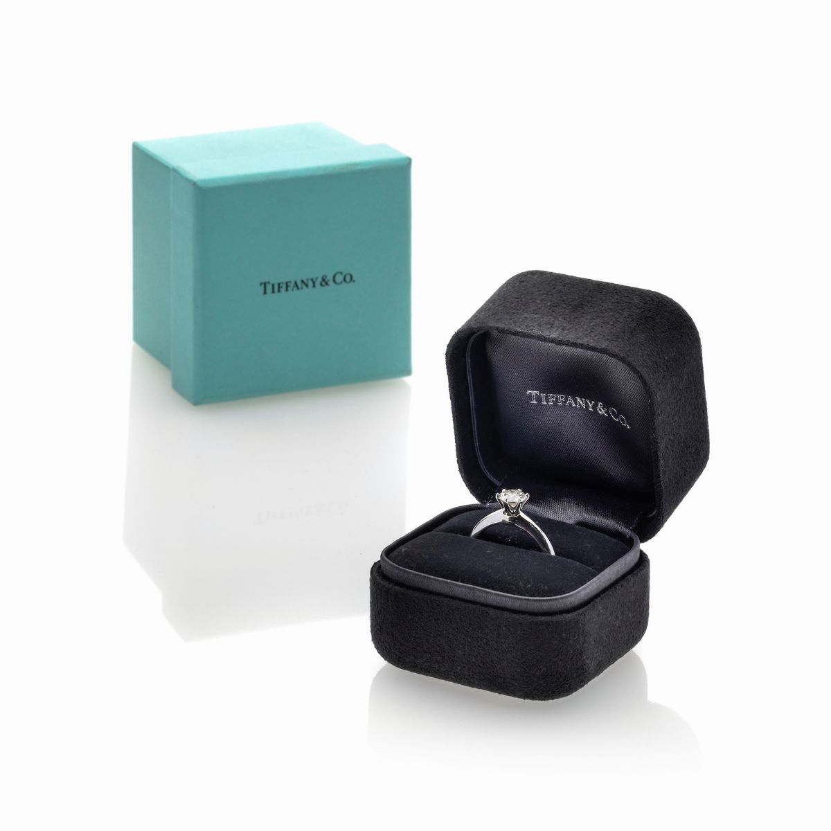 Tiffany & Co., anello solitario in platino e diamante