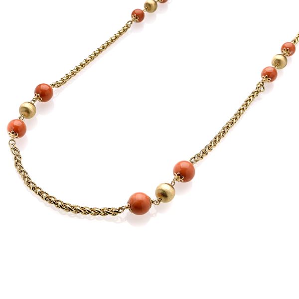 Bulgari, long necklace in 18k yellow gold and salmon coral