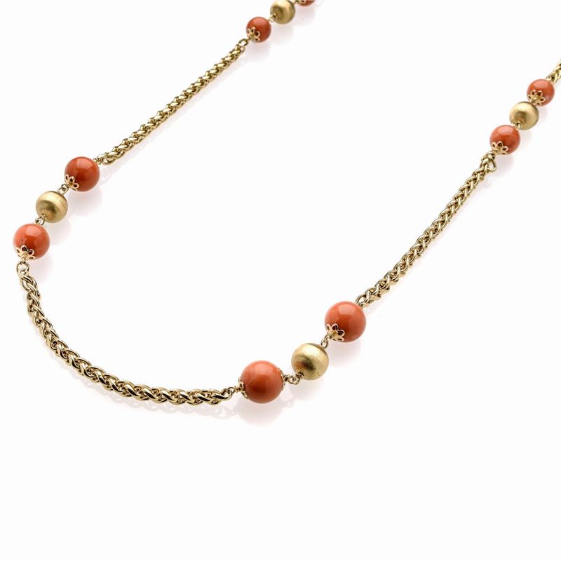 Bulgari, lunga collana in oro giallo 18k e corallo salmone