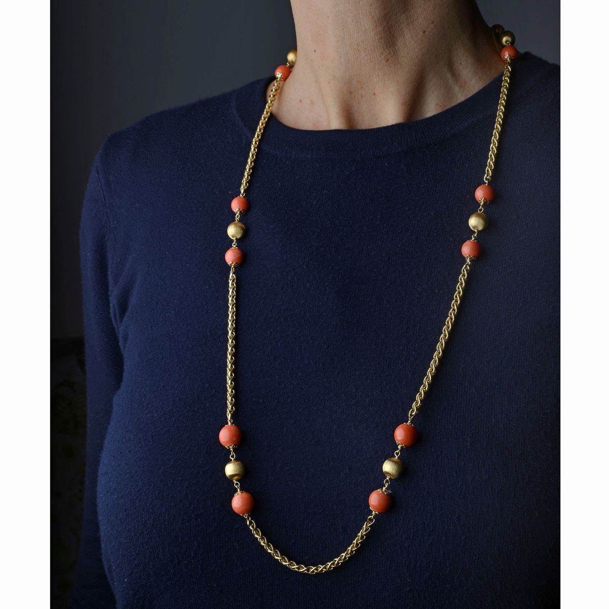 Bulgari, lunga collana in oro giallo 18k e corallo salmone