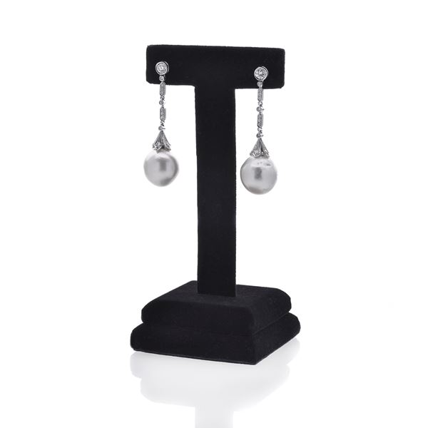 Pair of 18k white gold dangle earrings, diamonds and four white and grey Australian pearls
