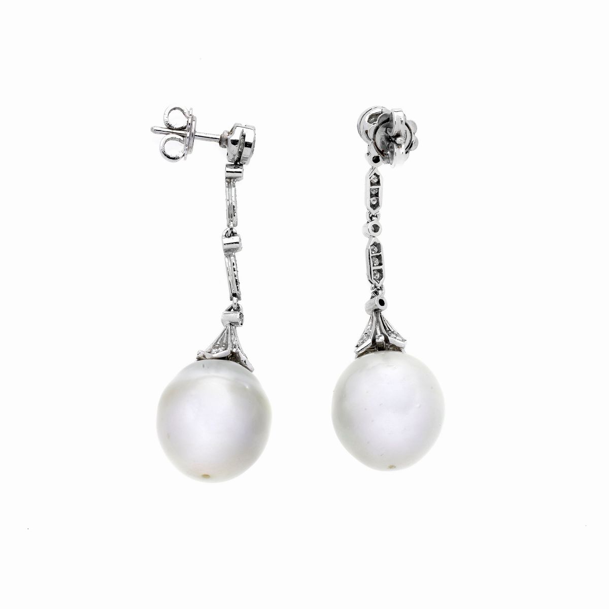 Paio di orecchini pendenti in oro bianco 18k, diamanti e quattro perle australiane bianche e grig...