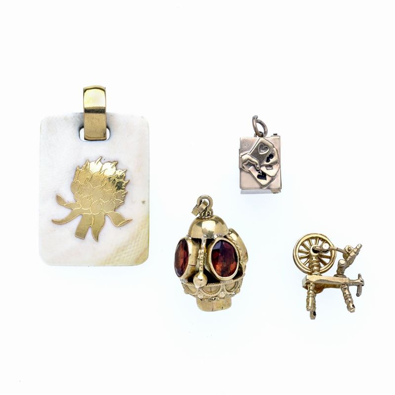 Lotto di quattro charms in oro giallo 18 kt, oro a basso titolo e quarzo