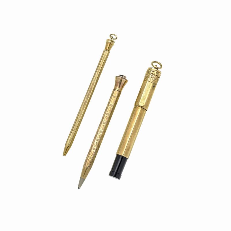 Lotto di due porta-mine ed una penna stilografica pendenti laminati in oro giallo 9k