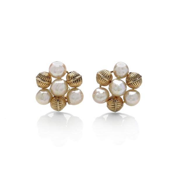 Pair of earrings in 18k yellow gold and cultured pearls