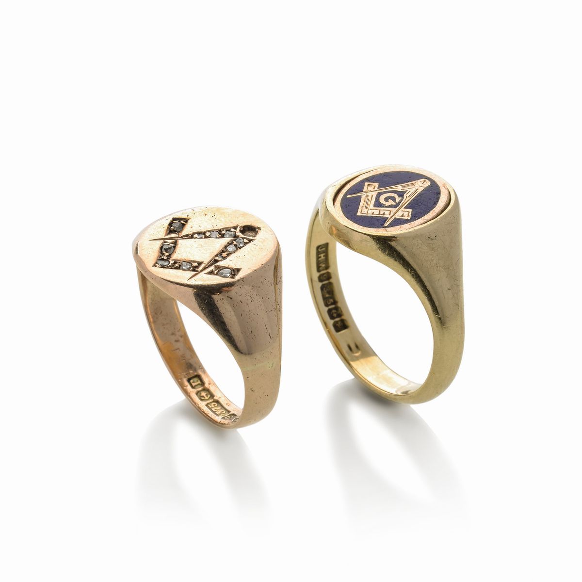 Lotto di due anelli massonici in oro 9k, smalto blu e diamanti
