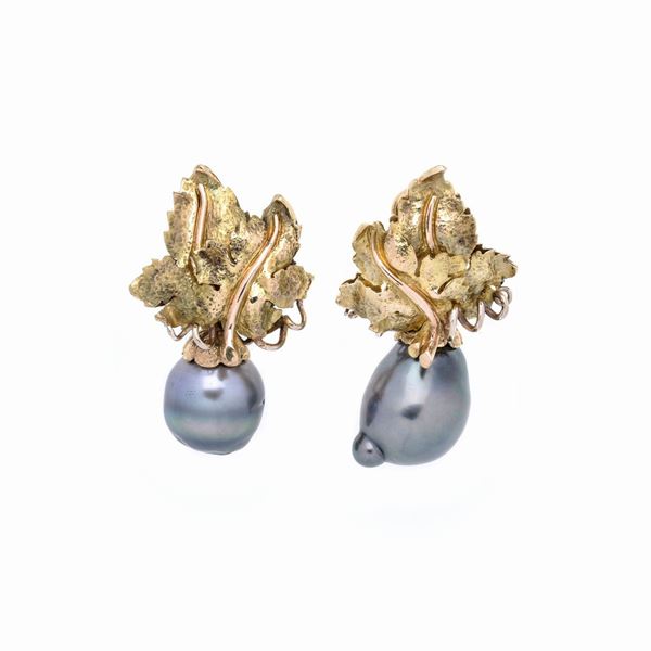 Pair of earrings in 18k yellow gold and gray pearls