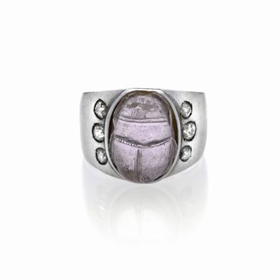 Anello da Mignolo in Oro Bianco 18k, Diamanti e Scarabeo Inciso in Ametista