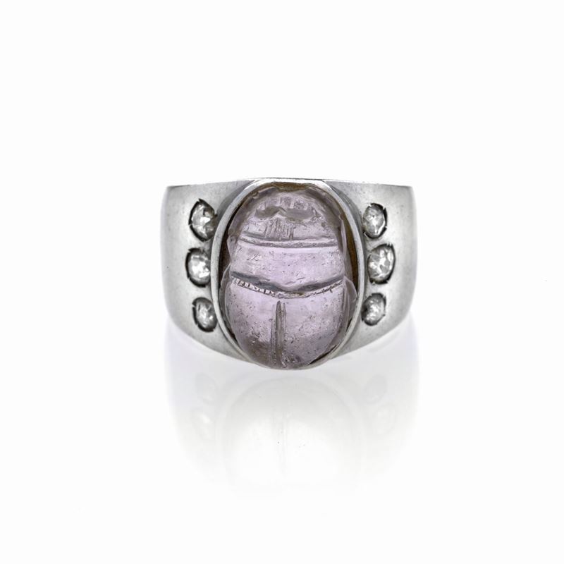 Anello da Mignolo in Oro Bianco 18k, Diamanti e Scarabeo Inciso in Ametista
