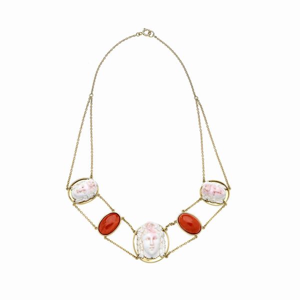 Collana in oro giallo 18k, corallo bianco inciso e corallo rosso  (In parte del secolo XIX)  - Asta Asta di  Gioielli Antichi, Moderni e Orologi da Polso - Curio - Casa d'aste in Firenze