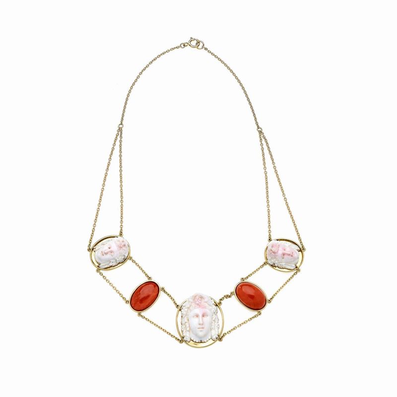 Collana in oro giallo 18k, corallo bianco inciso e corallo rosso