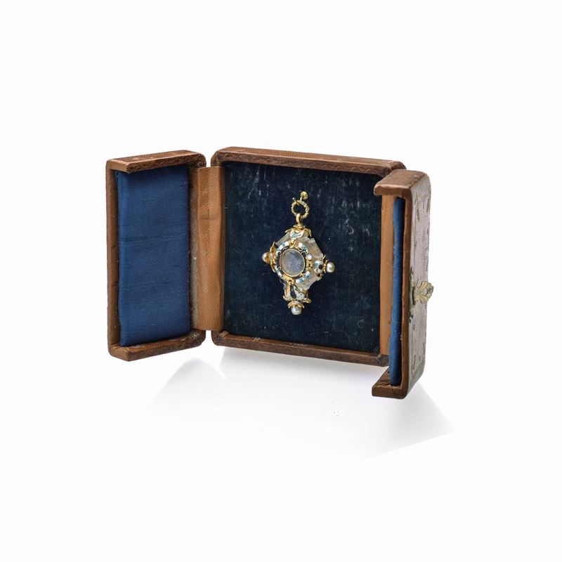 Pendente reliquiario in oro giallo 22 kt, cristallo di rocca e smalti policromi