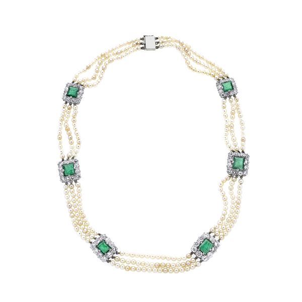Important necklace in platinum, natural pearls, diamonds and emeralds