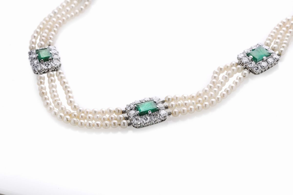 Importante Collier in platino, perle naturali, diamanti e smeraldi