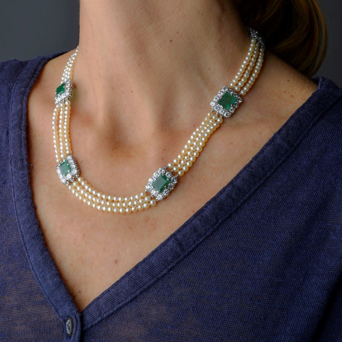Importante Collier in platino, perle naturali, diamanti e smeraldi