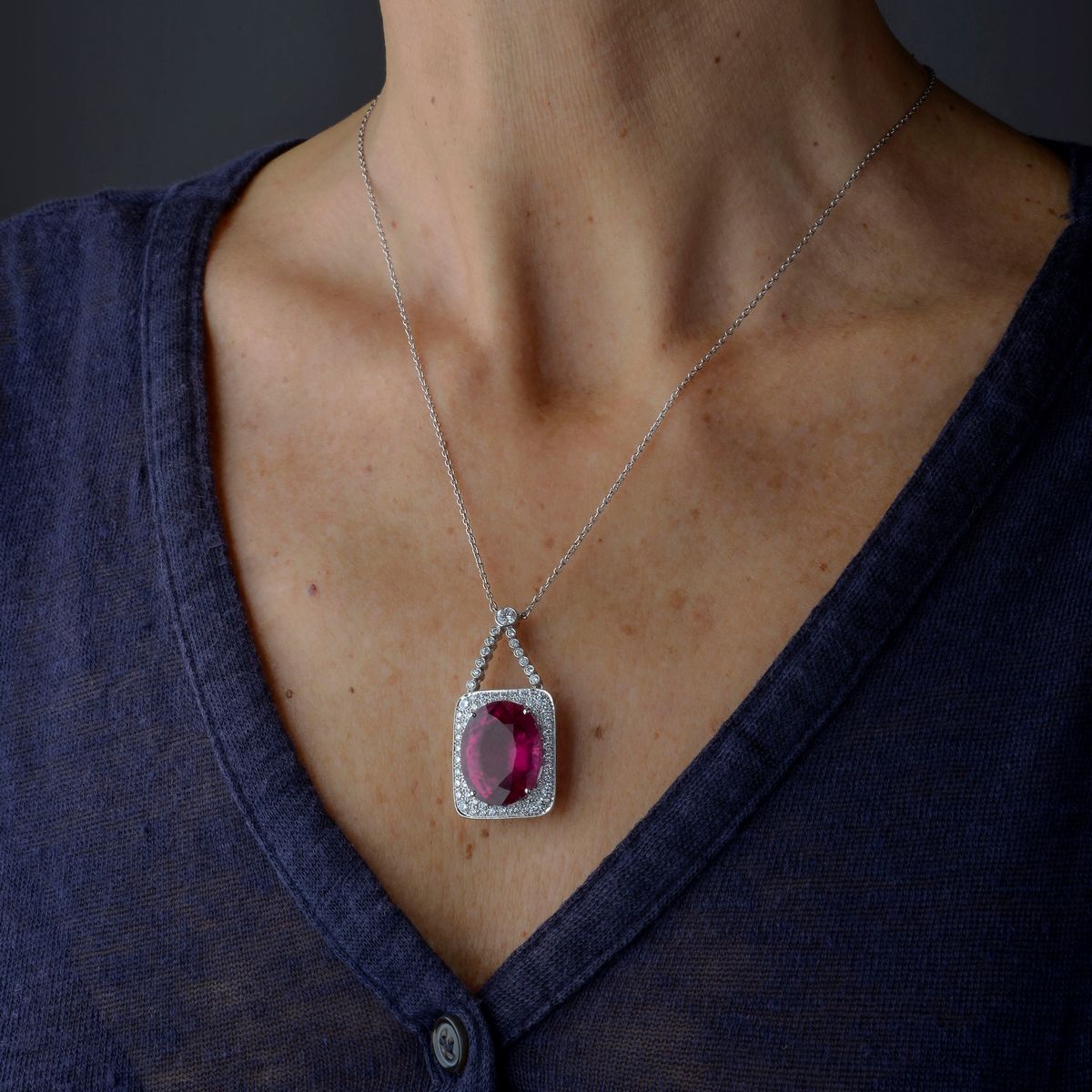 Pendente con catena in oro bianco 18k, diamanti e grande tormalina rosa