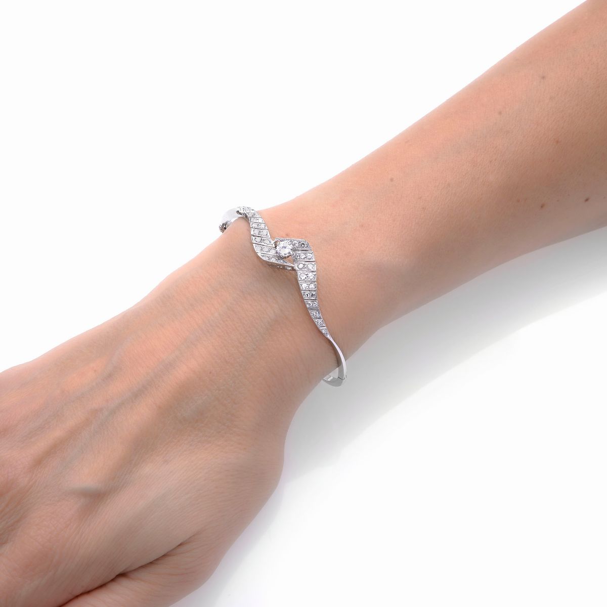 Bracciale rigido in oro bianco 18k e diamanti