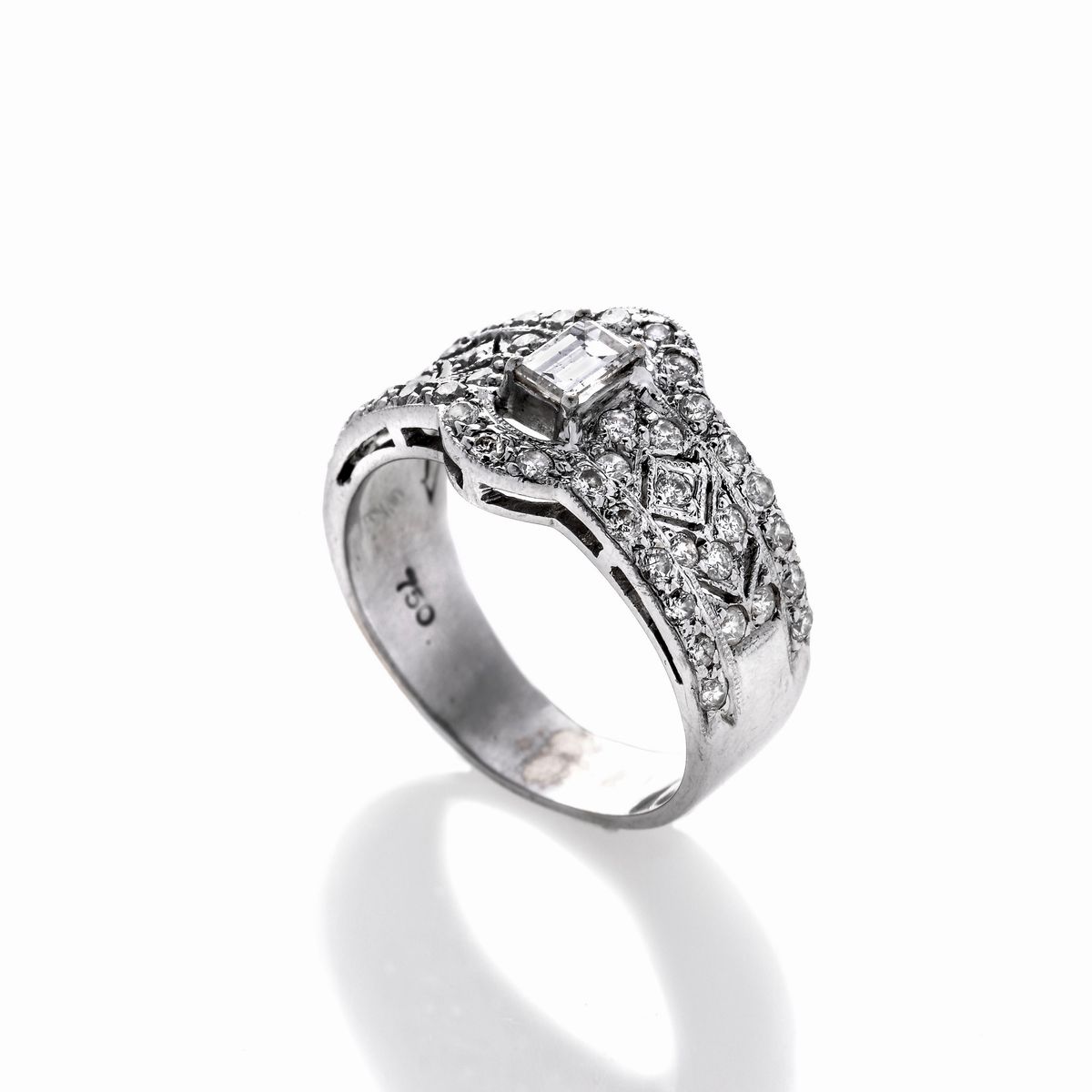 Anello a fascia in oro bianco 18k e diamanti