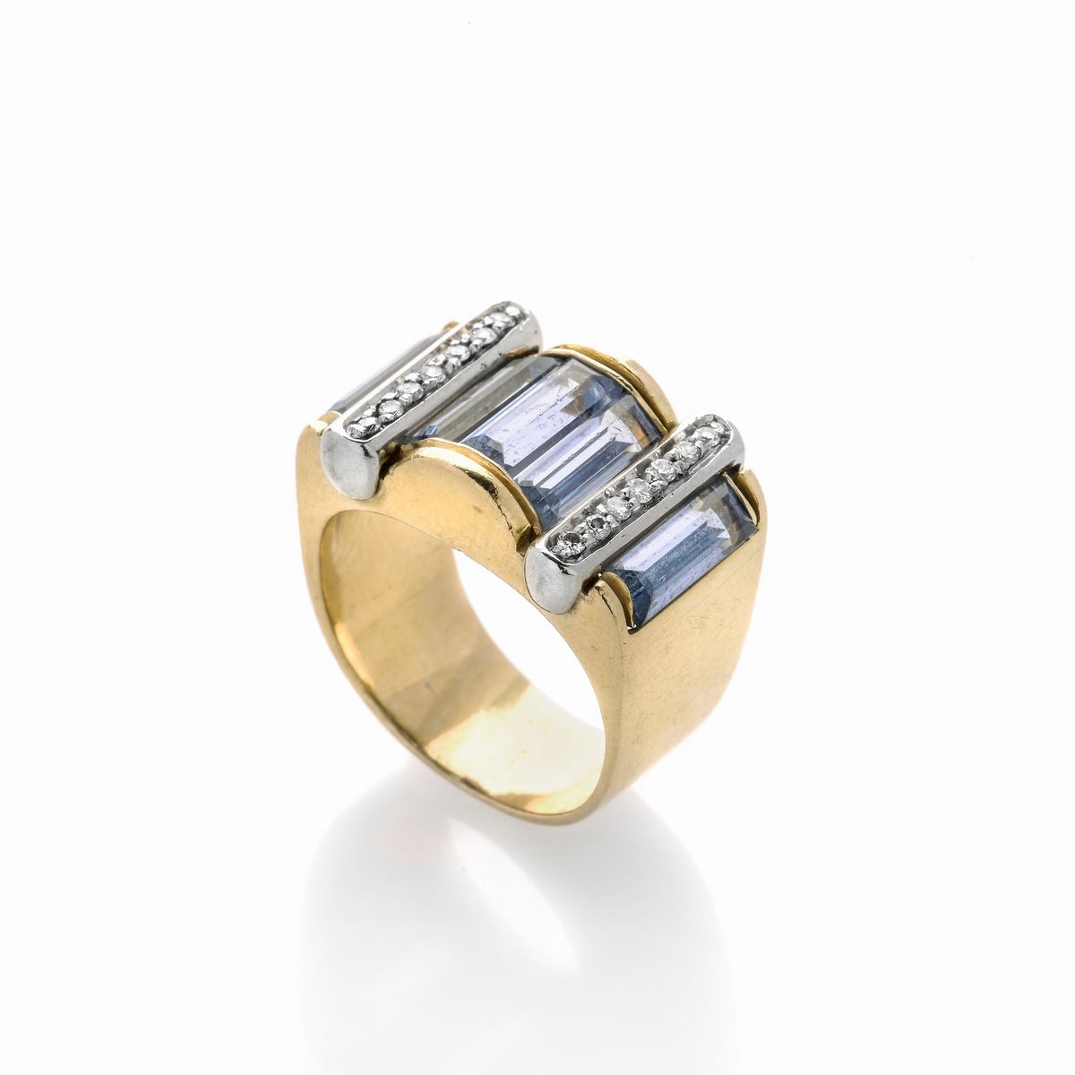 Anello a ponte in oro giallo 18 kt ed oro bianco, diamanti e topazi