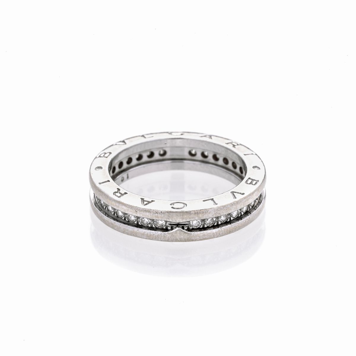 Bulgari, anello BZERO1 in oro bianco 18k e diamanti