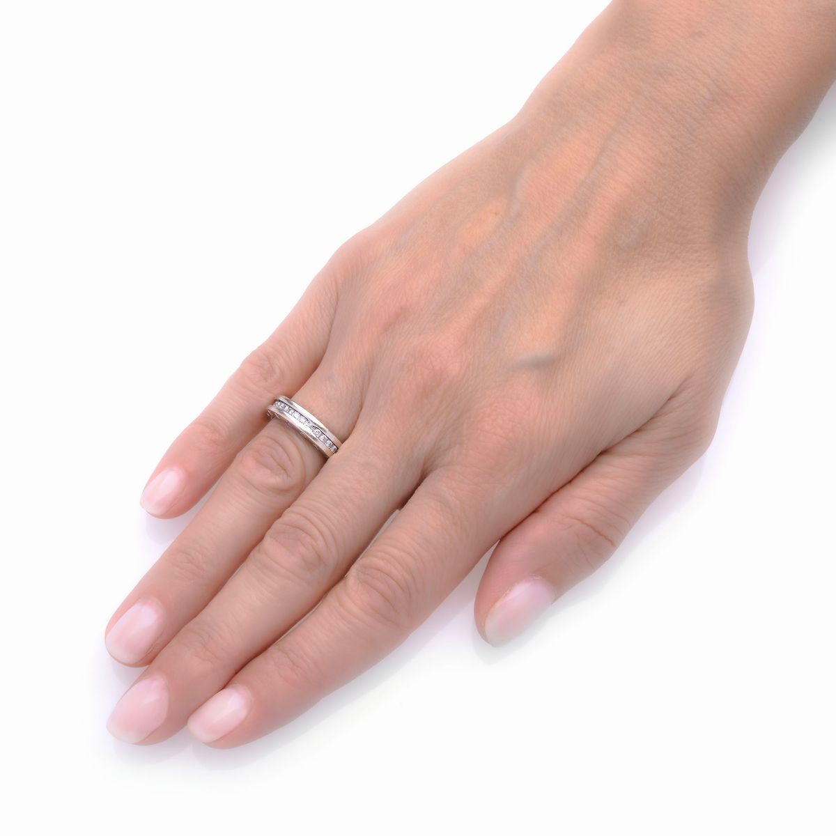 Bulgari, anello BZERO1 in oro bianco 18k e diamanti