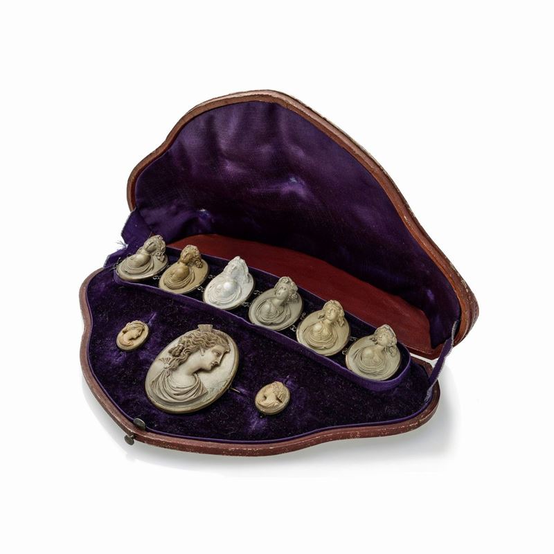 Parure in oro 9k e Cammei in lava composta di orecchini, bracciale e spilla