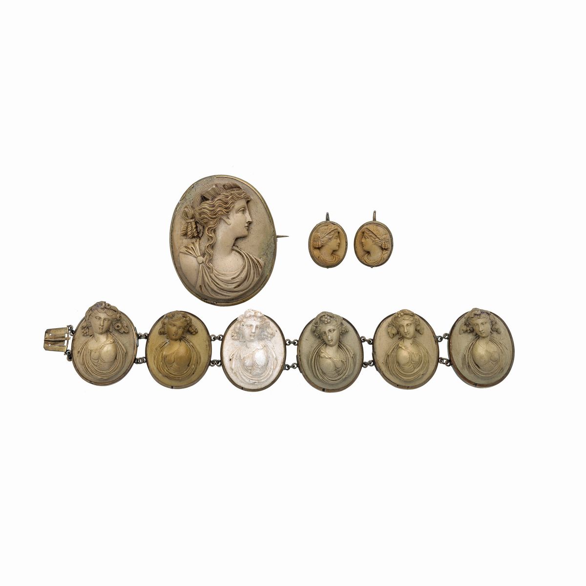 Parure in oro 9k e Cammei in lava composta di orecchini, bracciale e spilla