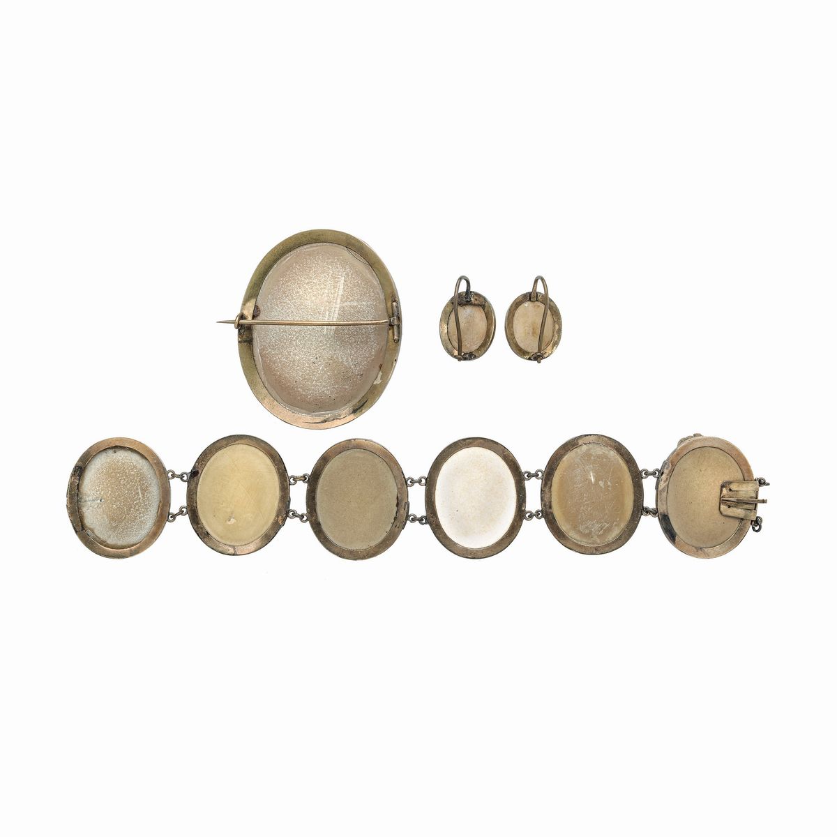 Parure in oro 9k e Cammei in lava composta di orecchini, bracciale e spilla