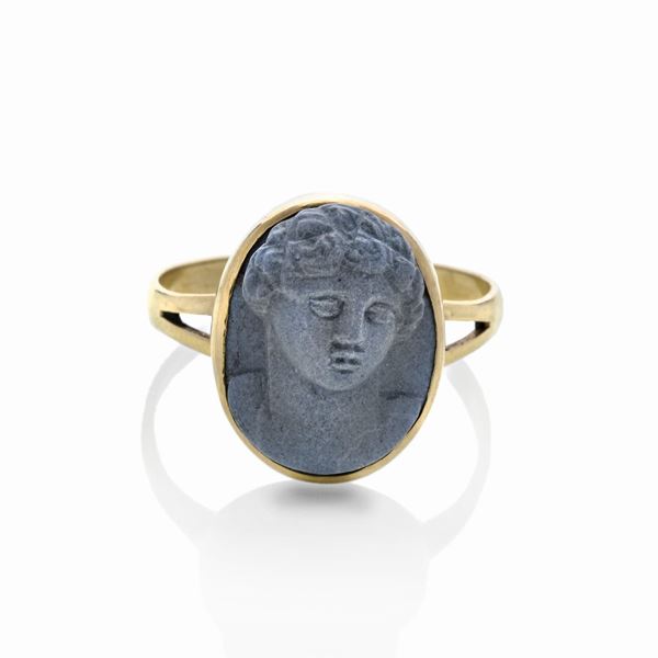 18K gold ring and hard stone cameo