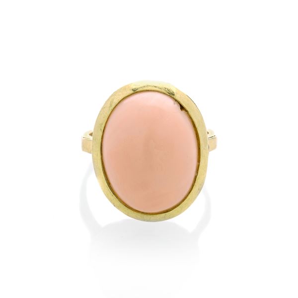 Ring in yellow gold and pink coral