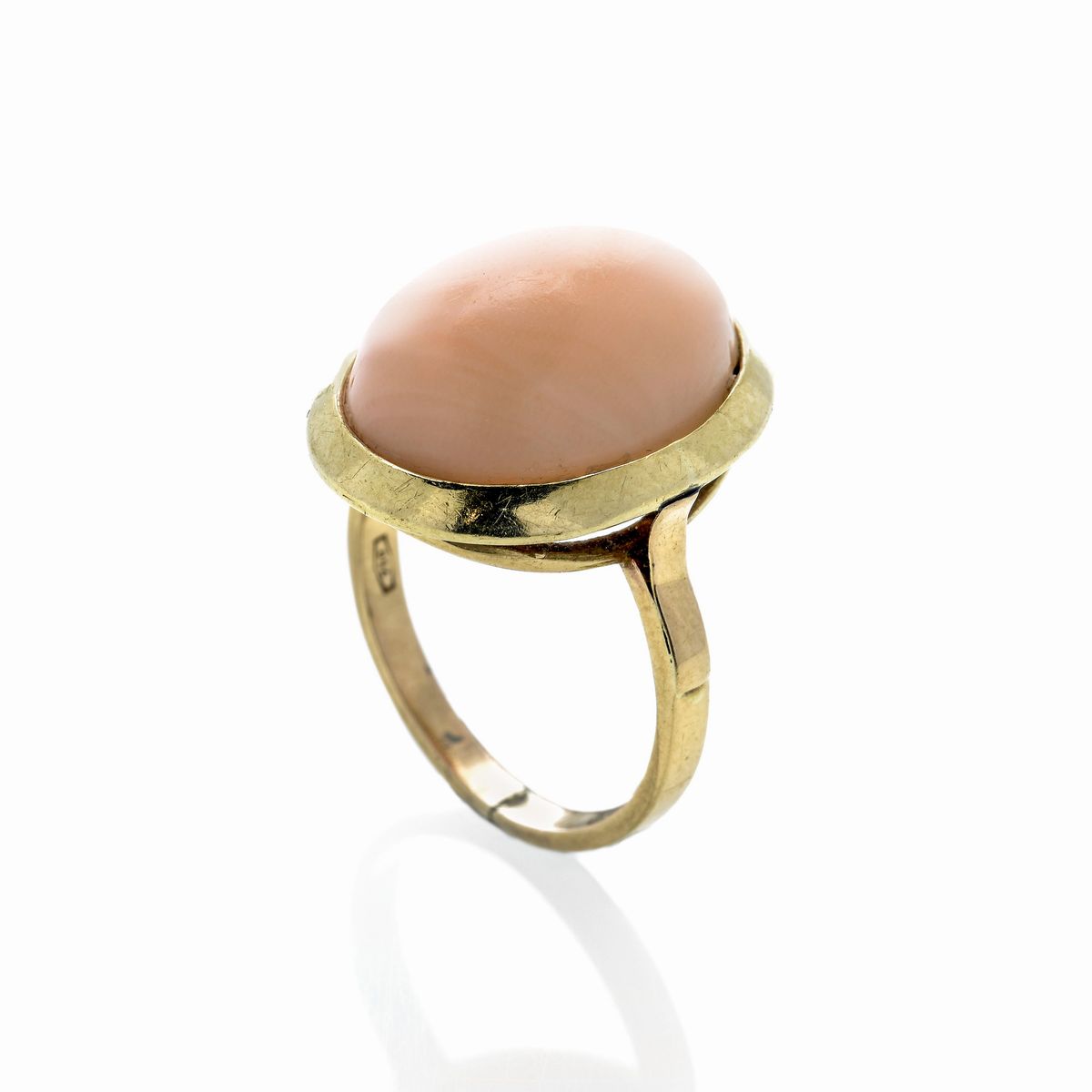 Anello in oro giallo 18k e corallo rosa