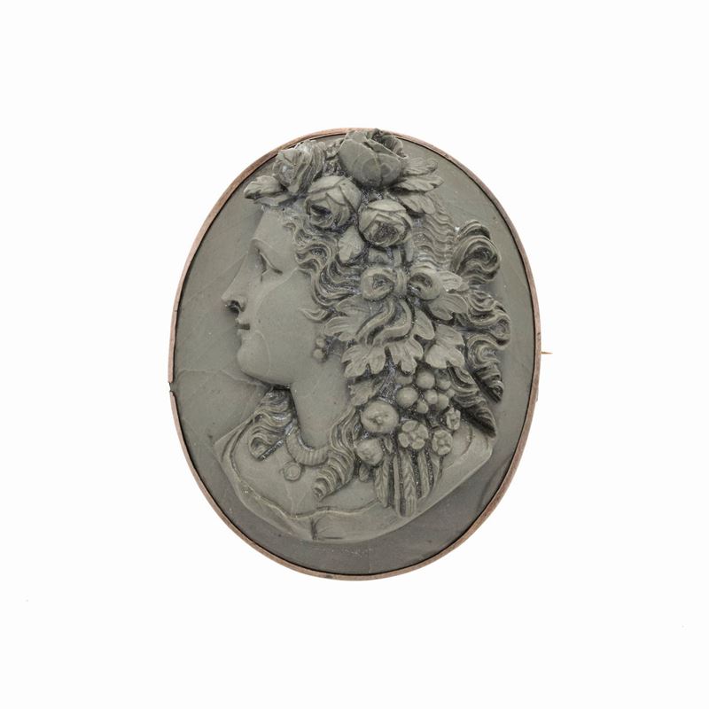 Spilla in oro 18k e 9k con grande Cammeo in pietra lavica