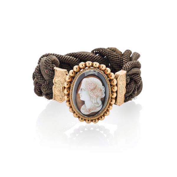 18 kt yellow gold commemorative Victorian bracelet, engraved agate cameo and hair