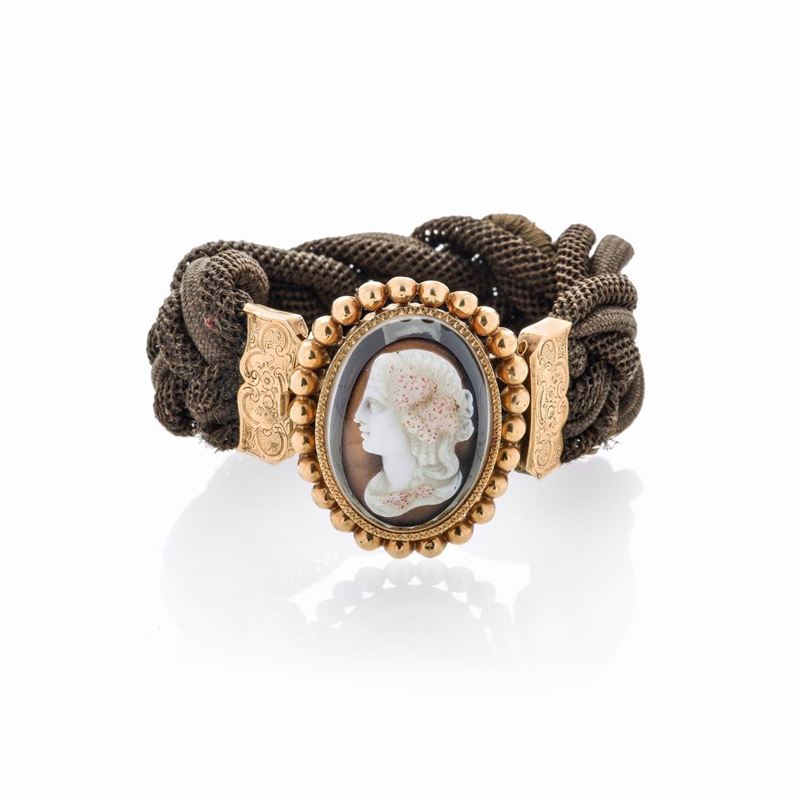 Bracciale Vittoriano commemorativo in oro giallo 18 kt, Cammeo in agata incisa e capelli