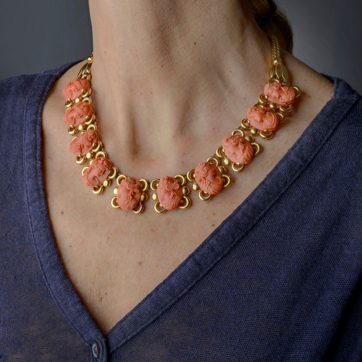 Collier in oro giallo 18k e cammei in corallo rosso