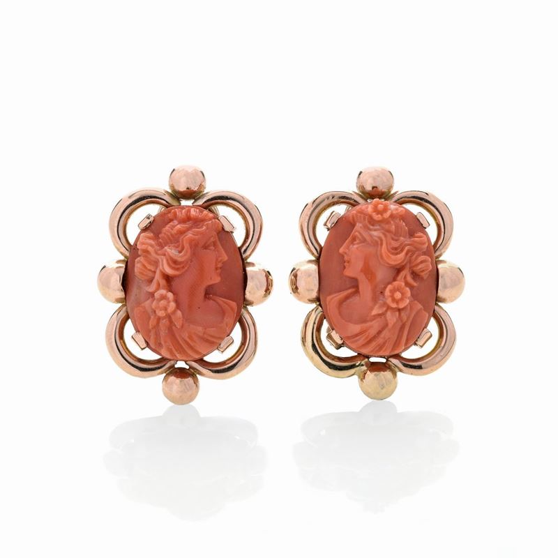 Paio di orecchini in oro giallo 18k e cammei in corallo rosso