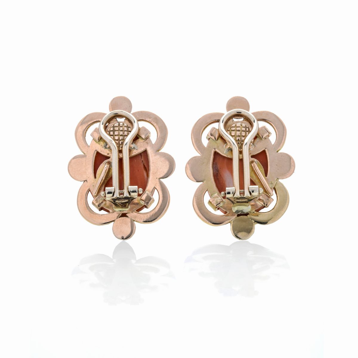 Paio di orecchini in oro giallo 18k e cammei in corallo rosso